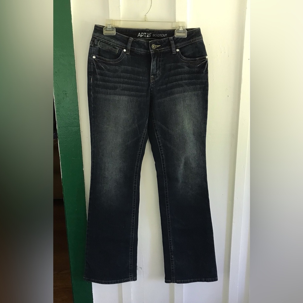 APT.9 BOOTCUT JEANS.  SIZE 6